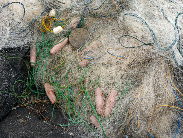 印尼日惹Parangtritis海滩上的一堆渔网图片下载