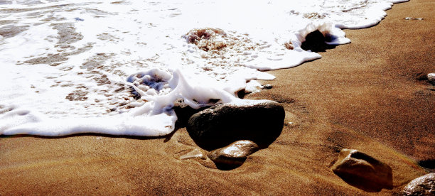 浪花中的石头图片下载