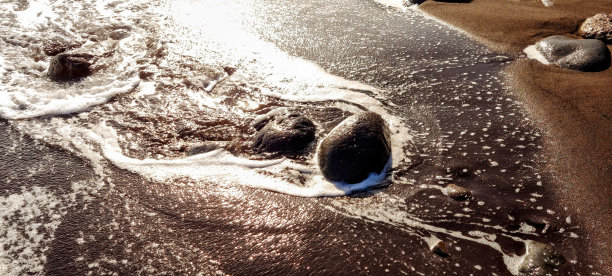 浪花中的石头图片下载