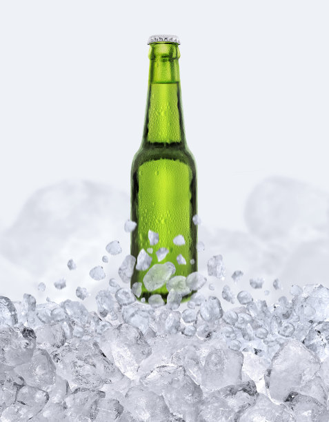 一瓶绿色的新鲜啤酒从冰块中飘浮出来图片下载