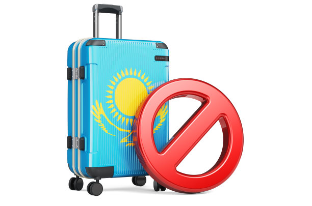 哈萨克斯坦入境禁令。有哈萨克国旗和禁酒令的箱子。三维渲染图片下载