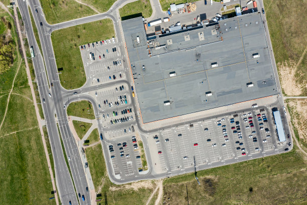商场停车场鸟瞰图，附近有高速公路图片下载