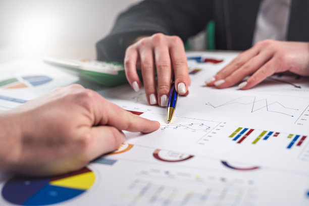 经理在办公室处理财务图表和年度分析研究文件图片下载