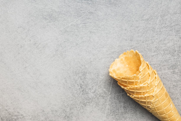 空的威化锥。厨房桌子上的甜冰淇淋。图片下载