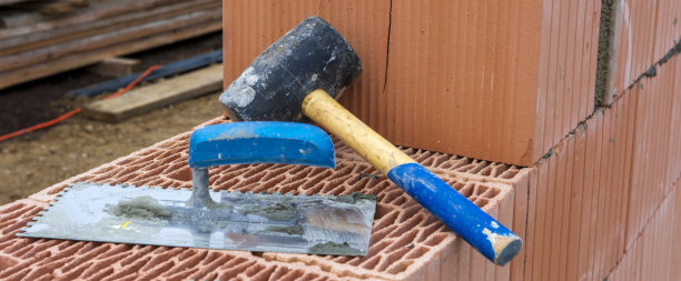 在新建房屋工作的瓦匠图片下载