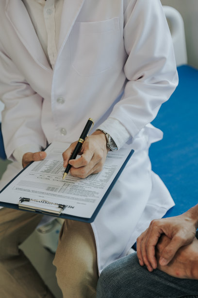 男性健康观念。那个疼痛的年轻人请医生治疗。医生正在和病人面谈并给他们建议。图片下载