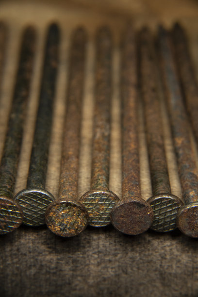 旧生锈，16便士钉头，重型便士钉线建筑和木工，建筑，创造，古董，旧的，祖父的建筑工具，木材和钉子背景图片下载