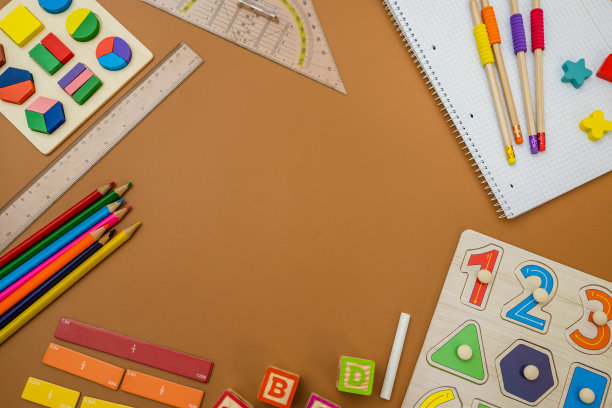 分数，尺子，铅笔，棕色背景的记事本。一套数学和学习用品。重回校园，趣味教育理念图片下载