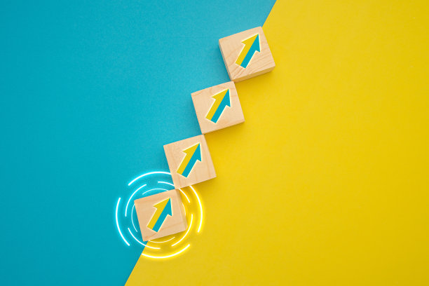 木块上有箭头。业务增长或增加的概念。图片下载