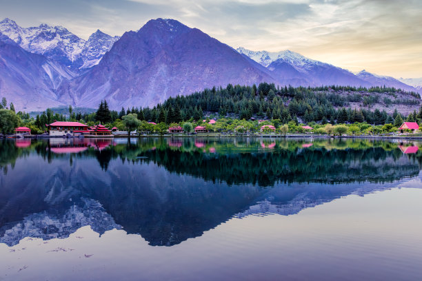 黎明的一瞥:下卡丘拉湖的宁静之美与雄伟的山反射相呼应。图片下载