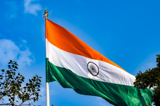 印度国旗高高飘扬在康诺特广场，自豪地在蓝天上飘扬，印度国旗飘扬，印度独立日和印度共和国日的印度国旗，倾斜的镜头，挥舞着印度国旗，Har Ghar Tiranga图片下载