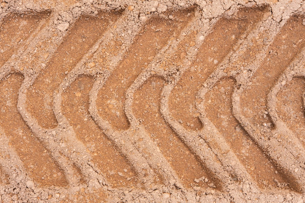 汽车轮胎胎面在砂砾路面纹理上的脚印。乡村道路纹理背景。各种想法的背景。小石头落地。抽象砂质粗糙表面。时尚的效果。没有人。轮胎图片下载