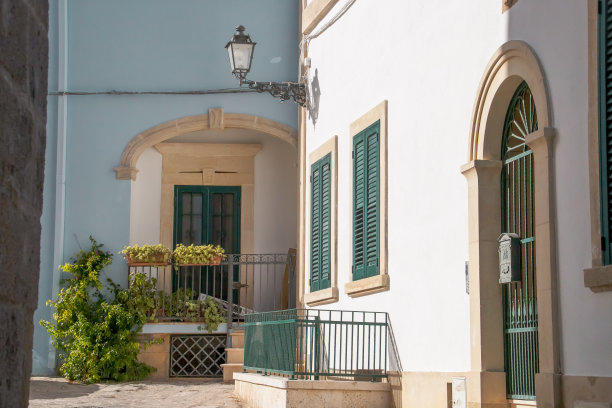 意大利卡斯特罗历史中心的现代住宅。图片下载