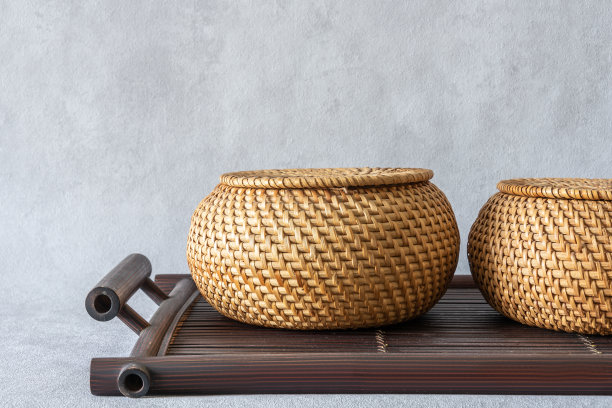 柳条篮子碗盖服务或存储在灰色背景。图片下载