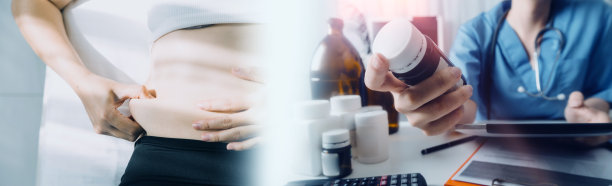 胖女人的手拿着多余的腹部脂肪与卷尺在白底。塑造健康的腹部肌肉和饮食生活方式，减少腹部概念。图片下载