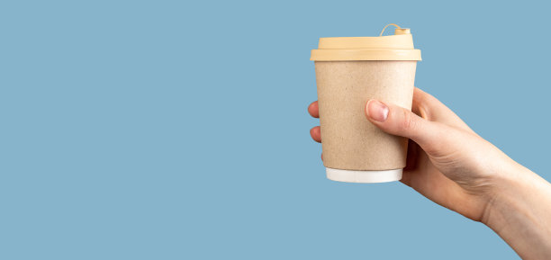 手持外卖纸杯，咖啡杯盖上盖子。外卖饮品饮品要上横幅背景图片下载