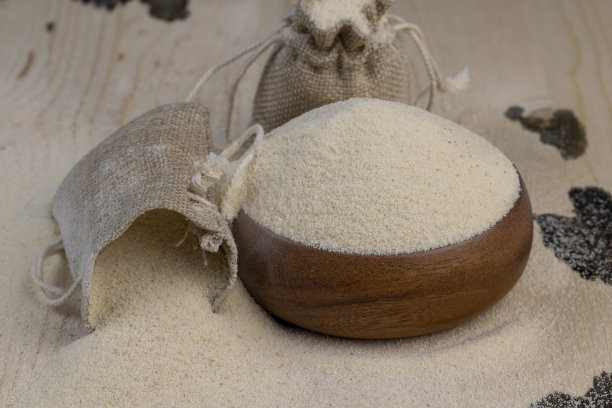 将小麦粉倒入圆形木碗中准备烹饪图片下载