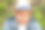 戴着帽子微笑的农民。散焦农民在田间工作与温室户外。年轻的高加索英俊快乐的男子肖像农民在田间和微笑。焦距不清图片下载