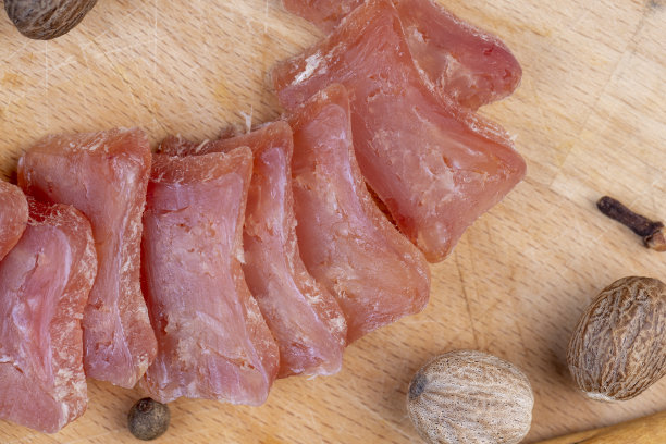 用高品质的鸡肉片制成的腊肠图片下载
