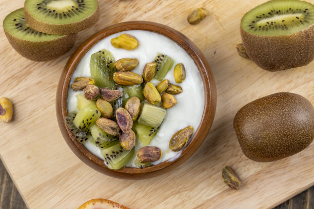 美味的绿色酸奶，水果，浆果和开心果的味道图片下载