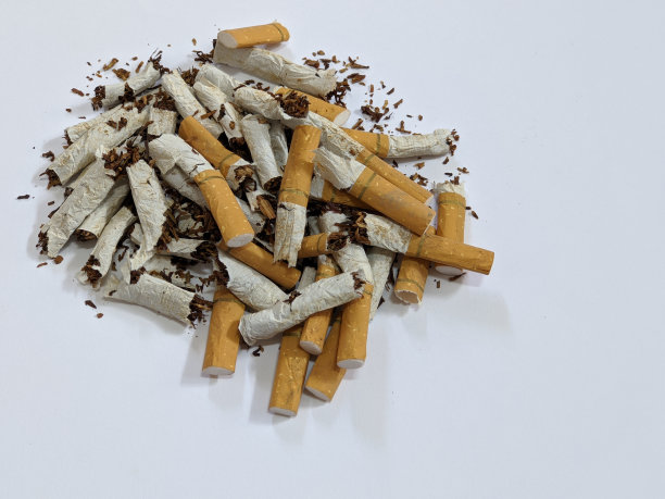 孤立背景下的碎香烟图片下载