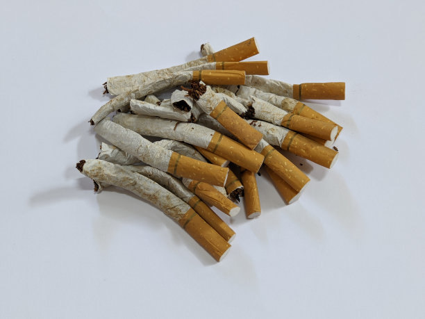 孤立背景下的碎香烟图片下载