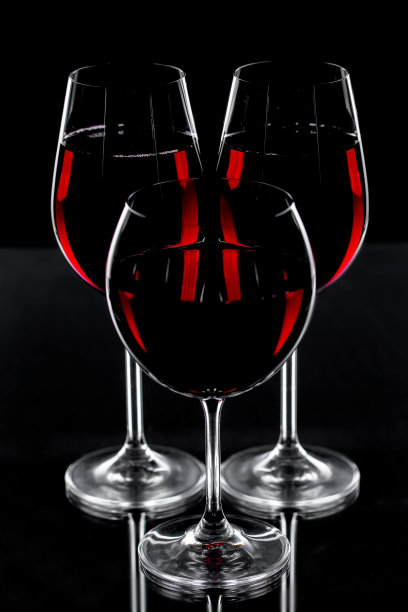 一杯红酒，黑色背景。图片下载