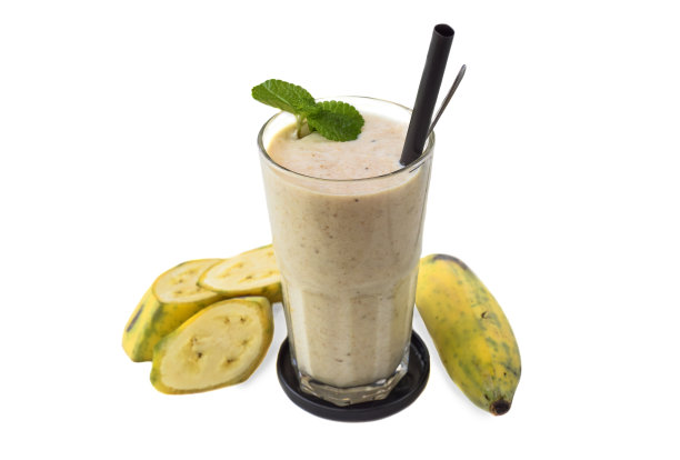 香蕉奶昔与切片新鲜香蕉分离在白色背景图片下载