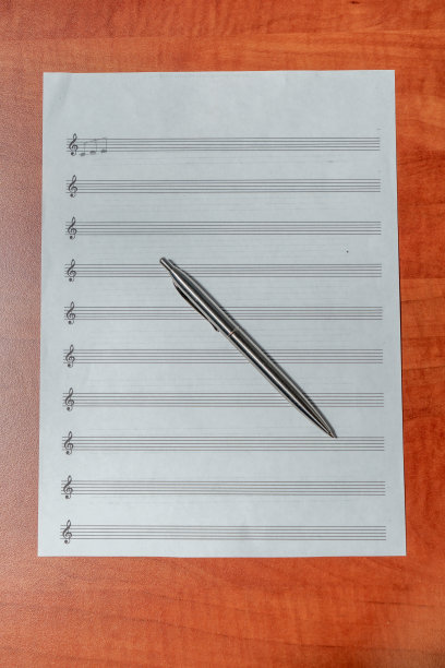 手写音符和一个高音谱号。笔记:写有笔记的一张纸女人的手放在乐谱上。学习视唱练耳的主题。图片下载