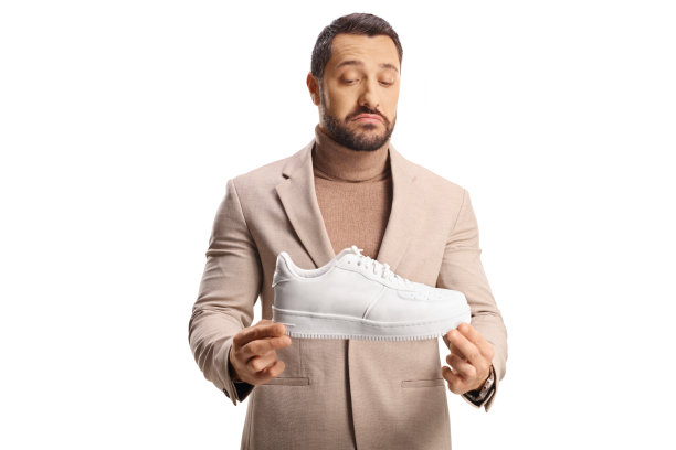 年轻的职业男子看着白色运动鞋图片下载