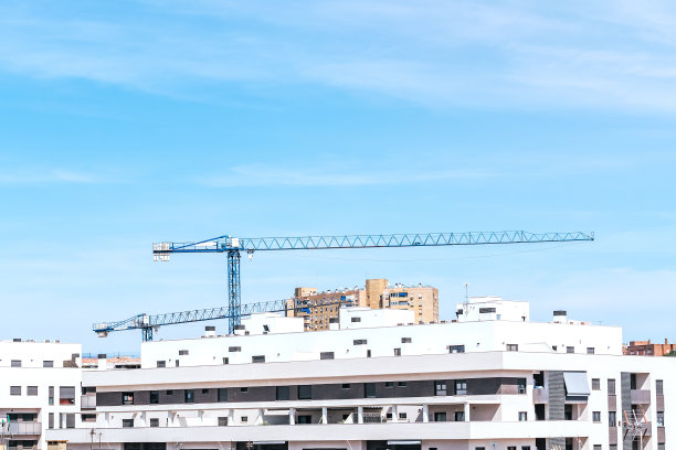 起重机和建筑工地对着蓝天图片下载