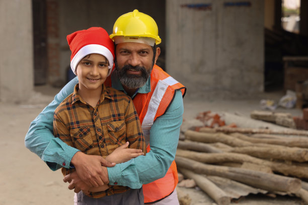 孩子们在圣诞节参观建筑工地。图片下载