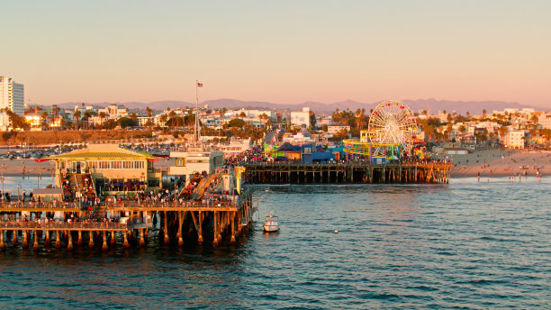 日落时圣莫尼卡码头与游客的鸟瞰图图片下载