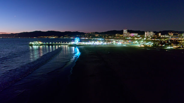 秋天夜晚圣莫尼卡码头的航拍照片图片下载