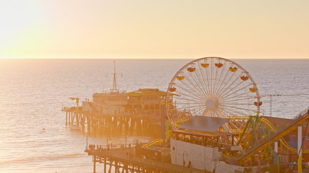 无人机拍摄的太平洋公园摩天轮日落在圣莫尼卡，加利福尼亚图片下载