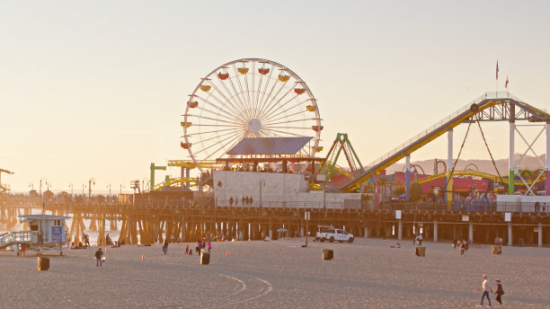 圣莫尼卡码头和海滩日落鸟瞰图图片下载