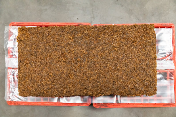 某橡胶厂工业自动输送带机上的天然胶包制品。图片下载