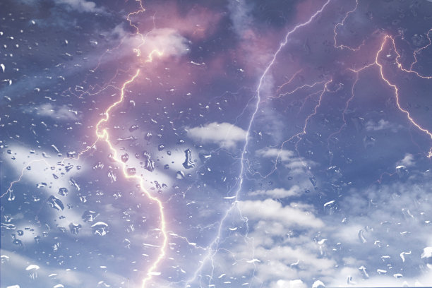 夏季暴风雨时的闪电图片下载