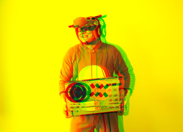 模糊的照片。穿着奶牛角色扮演服装的男人拿着磁带录音机。穿动物睡衣的人。派对创意的搞笑照片。迪斯科复古音乐。图片下载