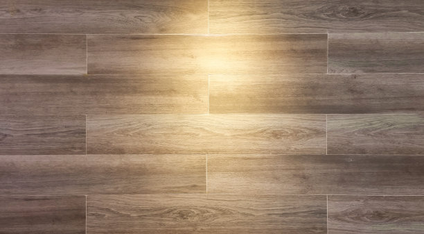 木墙砖背景与电灯从上面在墙的中心。壁灯的光效果。聚光灯覆盖在墙上。轻微的扇贝效应。图片下载