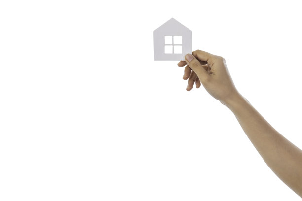 手握一个木制的房子孤立在白色背景与剪辑路径。图片下载