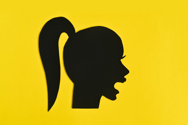 女性歇斯底里症。一个年轻女子尖叫着。女性愤怒和压力的概念。心理援助。图片下载