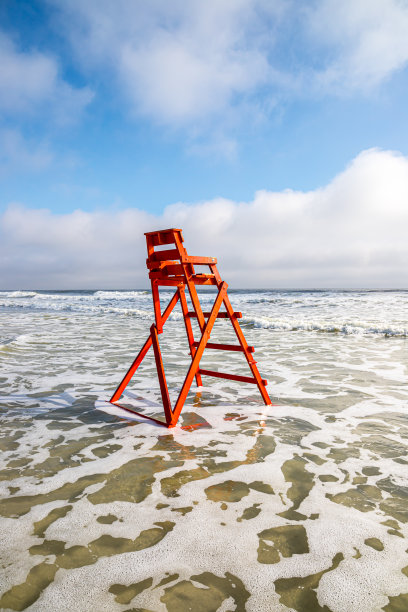 红色救生员站在海滩上图片下载