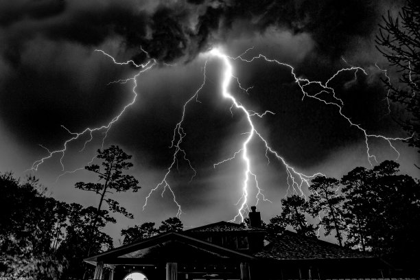 夜晚的雷暴图片下载