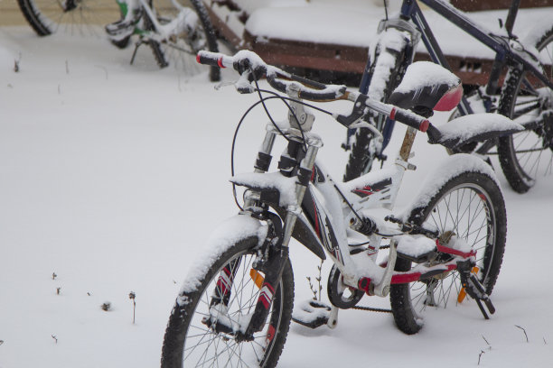 自行车上覆盖着新鲜的冬雪图片下载