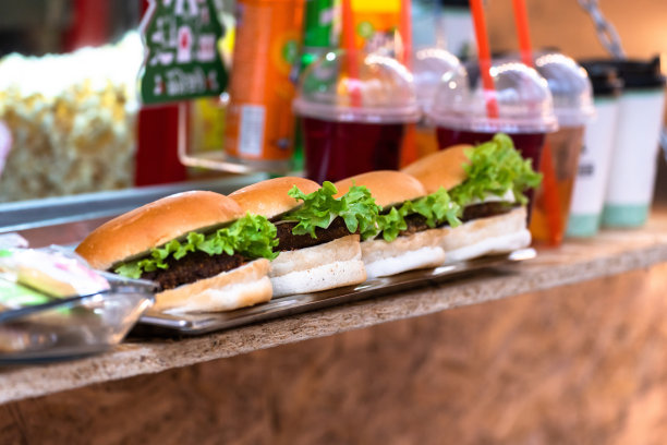 柜台上有汉堡和饮料图片下载