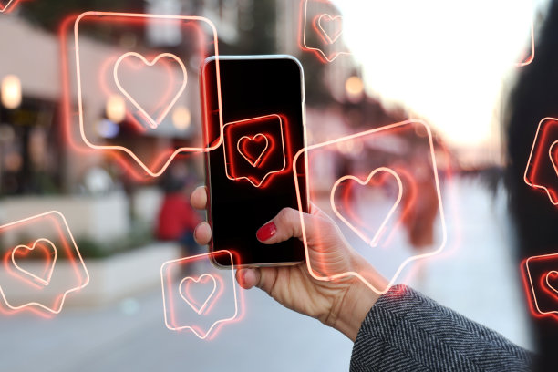 手持带有社交媒体通知图标的手机的女性图片下载