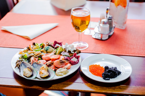 海洋食品。黑色和红色鱼子酱。牡蛎、虾、贻贝。在游轮上吃自助餐图片下载