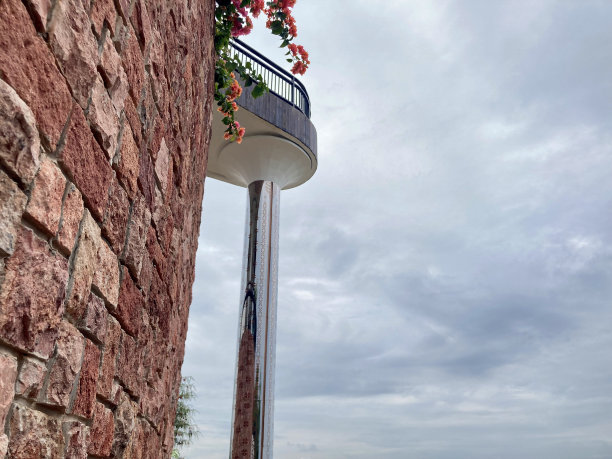 砖灰浆岩天空云树图片下载