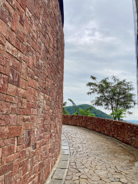 砖灰浆岩天空云树图片下载